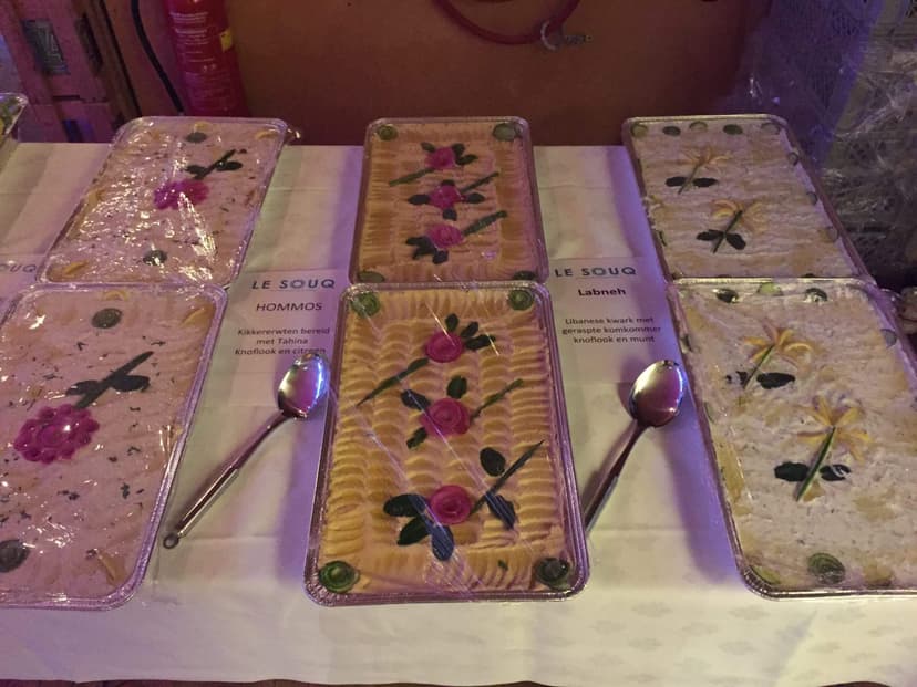 Mezze platter buiten op terras